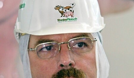 Ran an den Speck. Wurstmagnat Clemens Tönnies schaut gespannt au...
