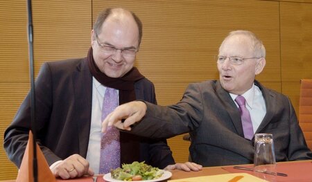 Athen am Wickel: Finanzminister Schäuble (r.), hier mit seinem K...