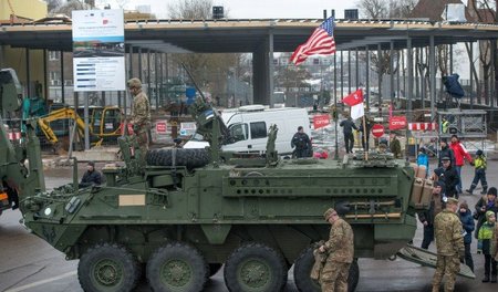 Das estnische Narva am Mittwoch: Die US-Flagge und Panzer am Gre...