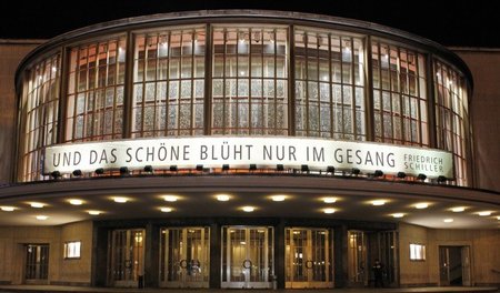 Gut, der Vers ist von Schiller (natürlich am Schillertheater!), ...
