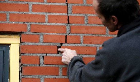 Risse an einem Haus in Doodstil, Provinz Groningen, nach einem E...