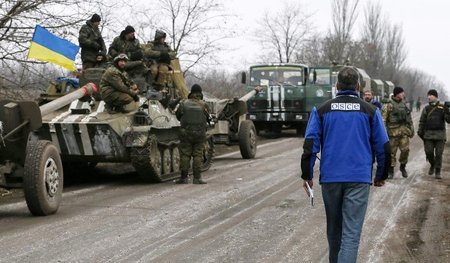 Abzug von Artillerie der ukrainischen Armee von der Front am Don...