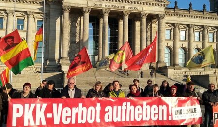 Demonstration vor dem Reichstagsgebäude am Donnerstag nachmittag Demonstration vor dem Reichstagsgebäude am Donnerstag nachmittag