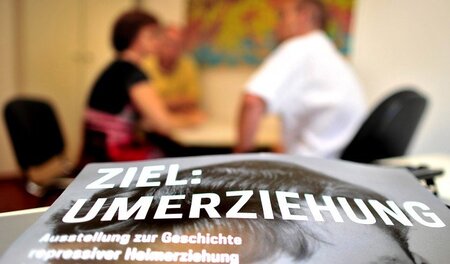 Gut geölte Propagandamaschinerie: Plakat einer Wanderausstellung... Gut geölte Propagandamaschinerie: Plakat einer Wanderausstellung...