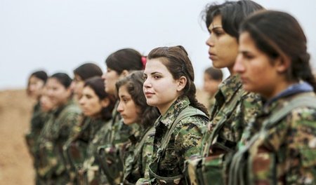 YPJ-Kämpferinnen Ende Januar auf ihrem Stützpunkt in Ras Al-Ain YPJ-Kämpferinnen Ende Januar auf ihrem Stützpunkt in Ras Al-Ain