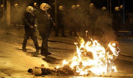 Am Donnerstag abend kam es in Athen zu Zusammenstößen zwischen D... Am Donnerstag abend kam es in Athen zu Zusammenstößen zwischen D...
