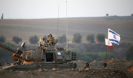 Israelische Panzerhaubitze nahe der Grenze zu Gaza (23.7.2014)