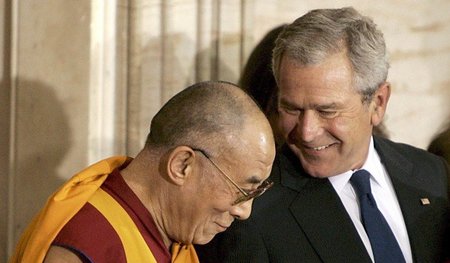 »Gewaltlos« gegen China: Der Dalai-Lama zu Besuch bei George W. ...