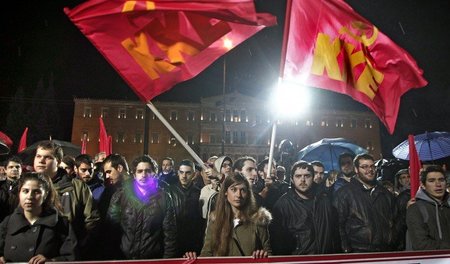 Tausende Anhänger der KKE protestierten am Freitag in Athen gege...