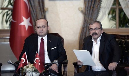 Gemeinsame Pressekonferenz von Vizeministerpräsident Yalcin Akdo...