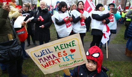 Bereits vor einem Jahr demonstrierten Erzieherinnen und Erzieher...