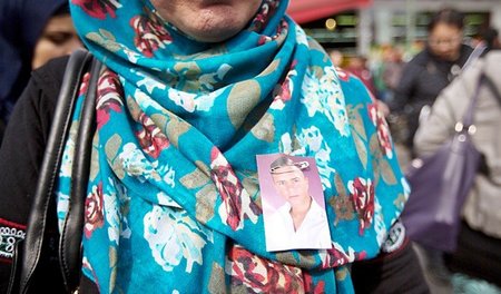 Eine Demonstrantin trägt bei der Gedenkveranstaltung am 5. April...