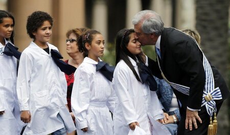 Uruguays neuer Präsident Tabaré Vázquez herzt nach seiner Amtsei...
