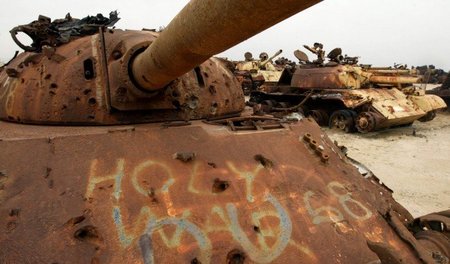 Von DU-Munition durchsiebter irakischer Panzer in der kuwaitisch...