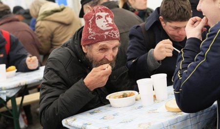 Durch die Verarmung hungern immer mehr Menschen in Ungarn. Suppe...