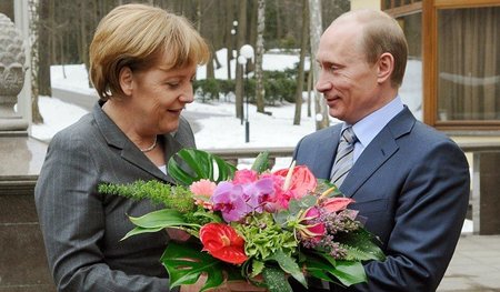 Ein Bild aus besseren Tagen: Blumen zum Frauentag für Bundeskanz...