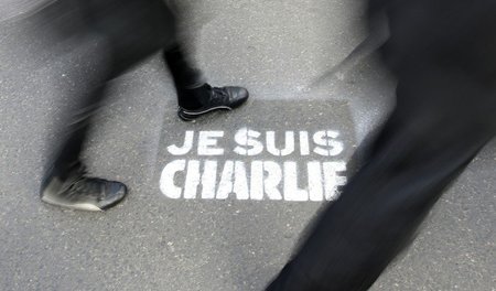 In französischen Städten, wie hier in Paris, ist Charlie Hebdo n...