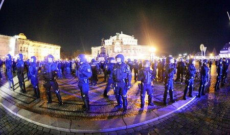 Polizisten schützten das Protestcamp am Montag abend vor Pegida-...