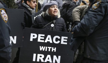 Frieden mit Iran: Protestaktion vor dem israelischen Konsulat in...