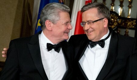 Zwei Fliegen auf einem Schnappschuss: Polens Präsident Komorowsk...