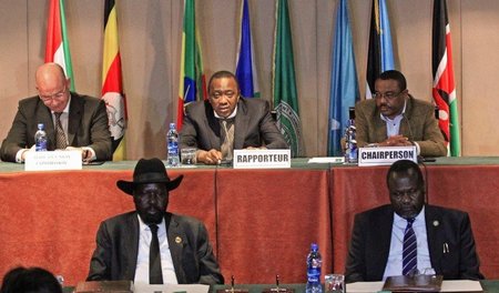 Hat noch den Hut auf: Präsident Kiir Anfang Februar mit seinem R...