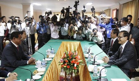 Vizepremier Sar Kheng (links) und Oppositionschef Sam Rainsy End...