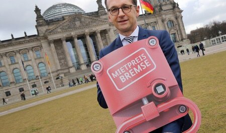 Showeinlage vor dem Reichstagsgebäude: Bundesjustizminister Heik...