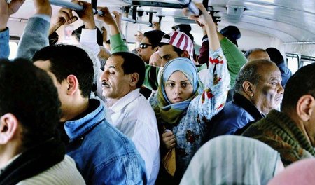 Fayza muss täglich den überfüllten Bus nehmen und ist den sexuel...