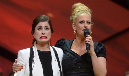 Als die Show nochmal spannend wurde: Barbara Schöneberger (r.) u...