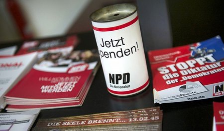 Das erste NPD-Verbotsverfahren scheiterte 2003 wegen »fehlender ...