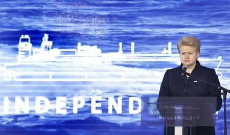 Litauens Präsidentin Dalia Grybauskaite bei der »Flutung« des sc...