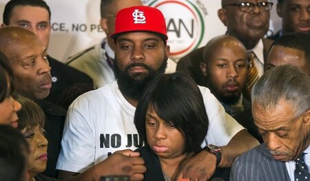 Michael Brown Sr. mit seiner Frau (Bildmitte) bei einer Presseko...