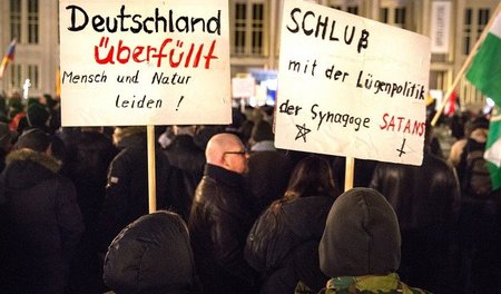 Judenfeindliche Slogans bei Pegida-Veranstaltungen, hier eine Ku...