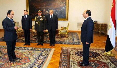 Generalmajor Abdul Ghaffar (l.) wurde am 5. März von Präsident A...