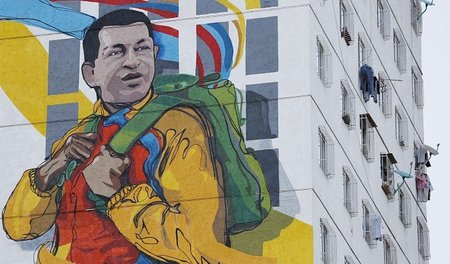 Ein Wandgemälde des ehemaligen venezolanischen Präsidenten Hugo ...