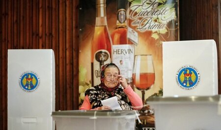 Eine Frau bei der Stimmabgabe am 30. November 2014 in Ialoveni, ...