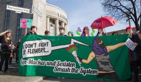 Klare Ansagen im linksradikalen Block - hier vor Demostart am So...