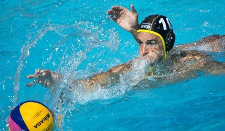 Siehst du die Hand, die aus dem Wasser kommt? Im Wasserball muss...