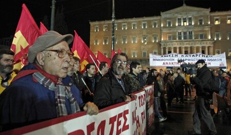 Varoufakis: »Wir kleben nicht an unseren Stühlen.« Protest gegen...