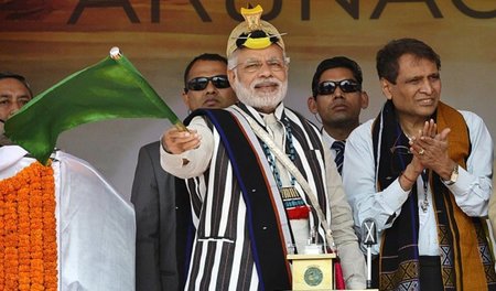 Abfahrt: Indiens Premier Modi bei der Einweihung eines Schnellzu... Abfahrt: Indiens Premier Modi bei der Einweihung eines Schnellzu...