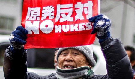 »Keine Atomkraftwerke«: Ein Demonstrant am 8. März in Tokio »Keine Atomkraftwerke«: Ein Demonstrant am 8. März in Tokio