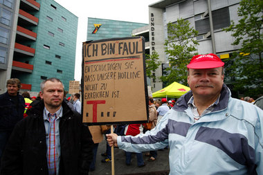 Kundgebung von Telekom-Beschäftigten und Druckern vor der Berlin...