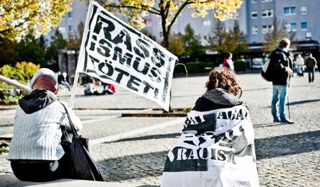 Öffentlichkeit ist kein Schutz: Die Zahl fremdenfeindlicher Gewa... Öffentlichkeit ist kein Schutz: Die Zahl fremdenfeindlicher Gewa...
