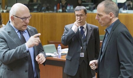 Alle gegen einen in Brüssel: Frankreichs Finanzminister Michel S... Alle gegen einen in Brüssel: Frankreichs Finanzminister Michel S...