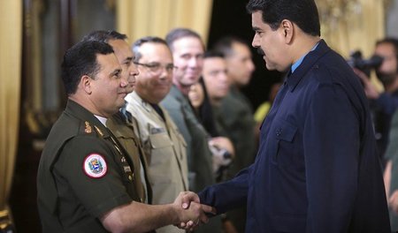 Am Montag trat Maduro (r.) mit Gustavo González und den anderen ...