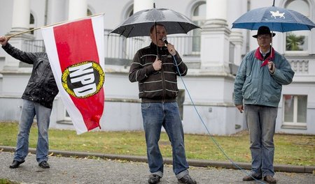 NPD-Anhänger beim Versuch, »das Volk« zu simulieren, hier bei ei...