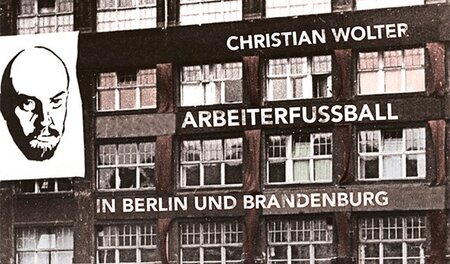 Schon das Titelbild spricht Bände. Straßenfußball vor dem Karl-L...
