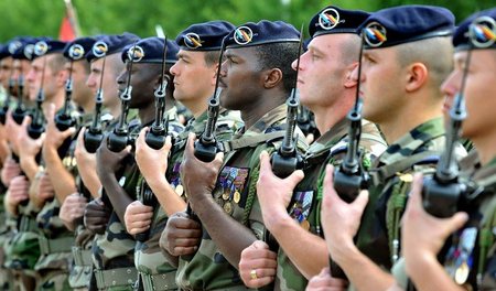 Die deutsch-französische Brigade präsentiert das Gewehr (Müllhei...