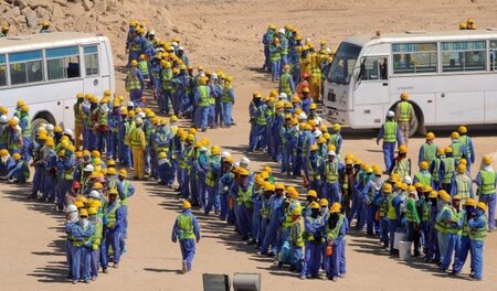 Aus den erzählungen der Arbeiter in Doha: »Sie haben ein paar ne... Aus den erzählungen der Arbeiter in Doha: »Sie haben ein paar ne...