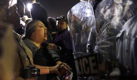 Weder Freund noch Helfer: In der US-Stadt Ferguson stehen sich P... Weder Freund noch Helfer: In der US-Stadt Ferguson stehen sich P...
